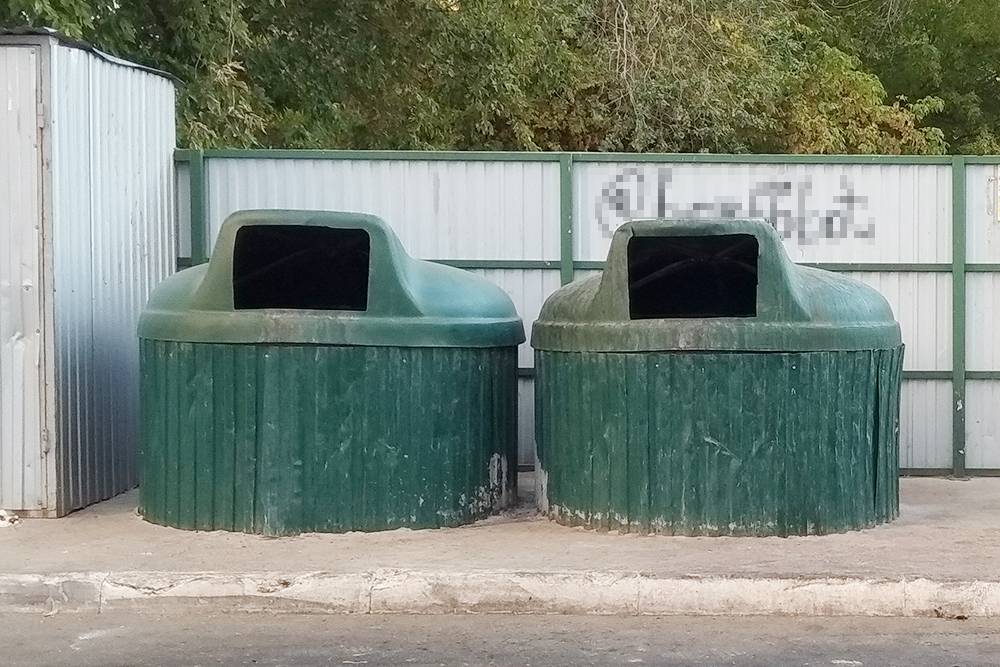 Справа от мусорных баков место для крупногабаритных отходов, не связанных с капитальным ремонтом